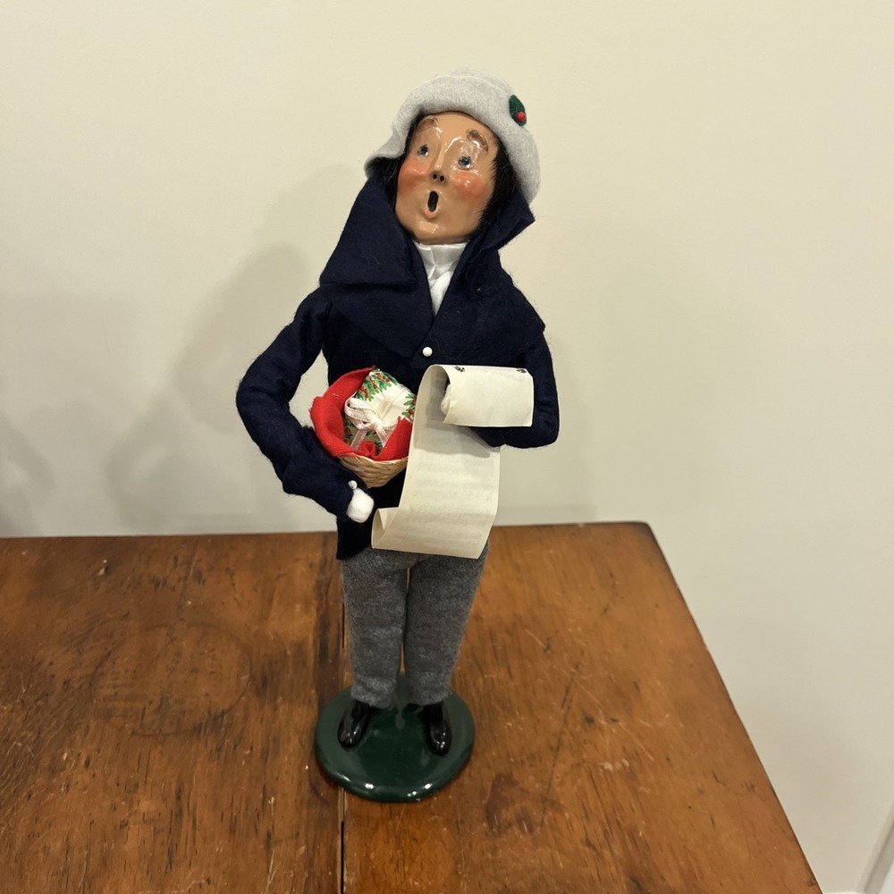 1990 BYERS CHOICE CHRISTMAS CAROLER Black Hair Man Holding Basket With Gifts